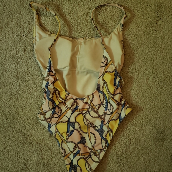 High-thigh one-piece bathingsuit - Picture 2 of 2